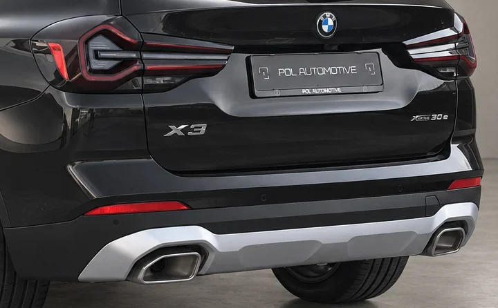 Close-up van de achterzijde van een zwarte BMW met achterlichten en bumper, foto van Pol Automotive